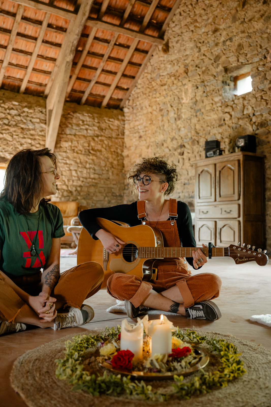 Un cercle de chant chaleureux avec Adina et Megane. A 40 minutes de Clermont-Ferrand et Riom.